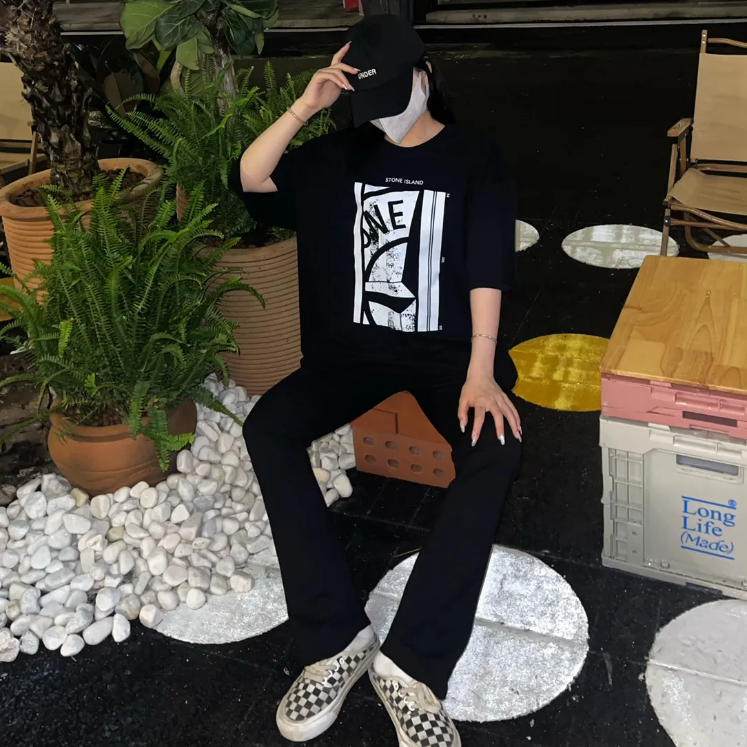 W627#P110💰 [Stone lsland/Stone Island summer new short-sleeved T-shirt with broken printed pattern on the chest] ⚠️[Original creation with high control of details] - Made of 260 grams of combed cotton with 32-count double yarn, soft and comfortable to the touch, sweat-absorbent and breathable. - Simple, basic and versatile style, original quality, the first choice for couples. - Made in a large factory, four needles and five threads on the shoulder, neatly arranged, high quality workmanship. - Same style for men and women. Very versatile, one piece for everyone, details are clearly visible. Color: Black White Size: M L